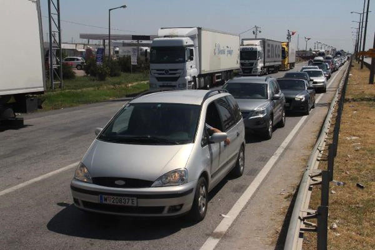 Kapıkule\'de Gurbetçilerin Dönüş Yoğunluğu Sürüyor