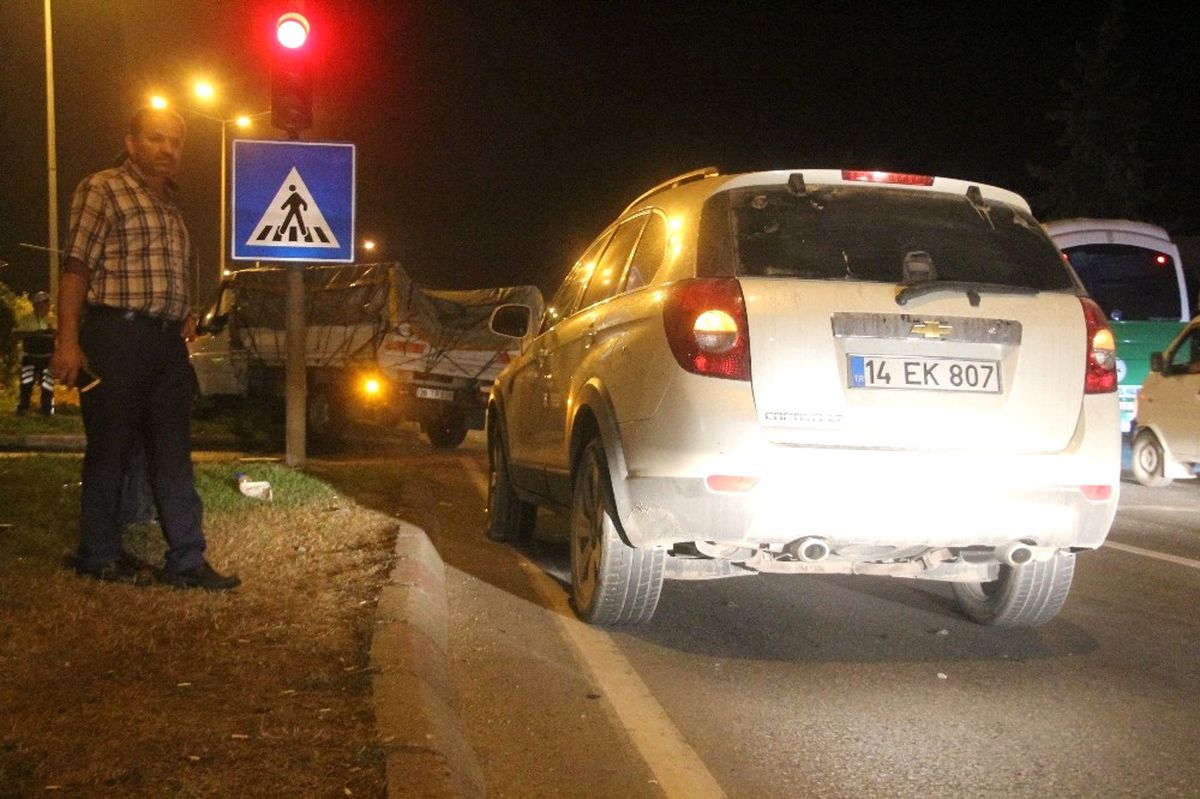 Kırmızı Işıkta Duramayan Kamyonet, İki Otomobile Çarptı