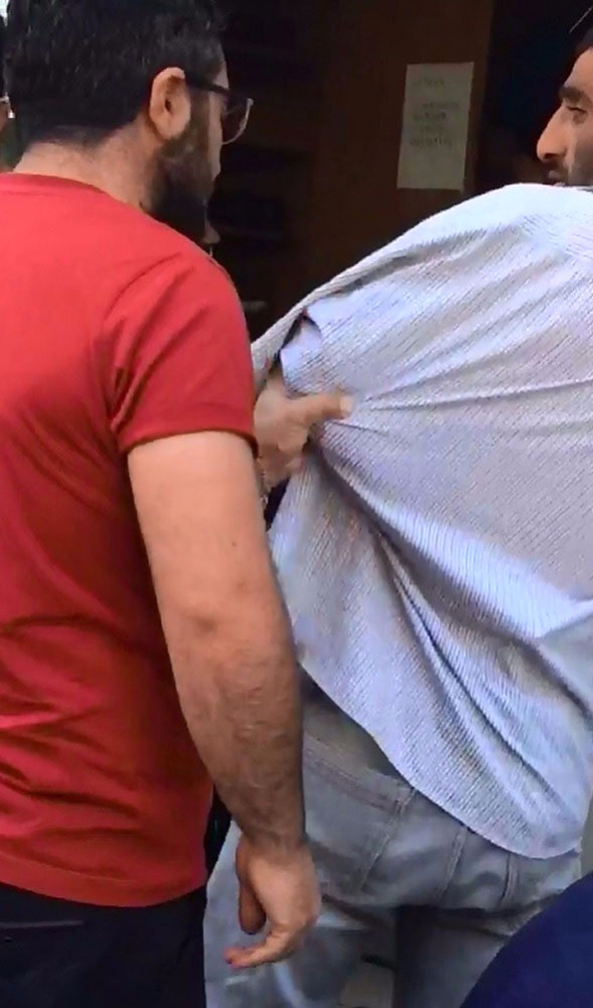 Kolunu Sakladı Cami Önünde Diledi