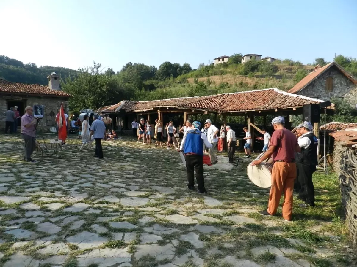 Kosova\'nın Geleneklerini Sergileyen "Etno Fest" Başladı