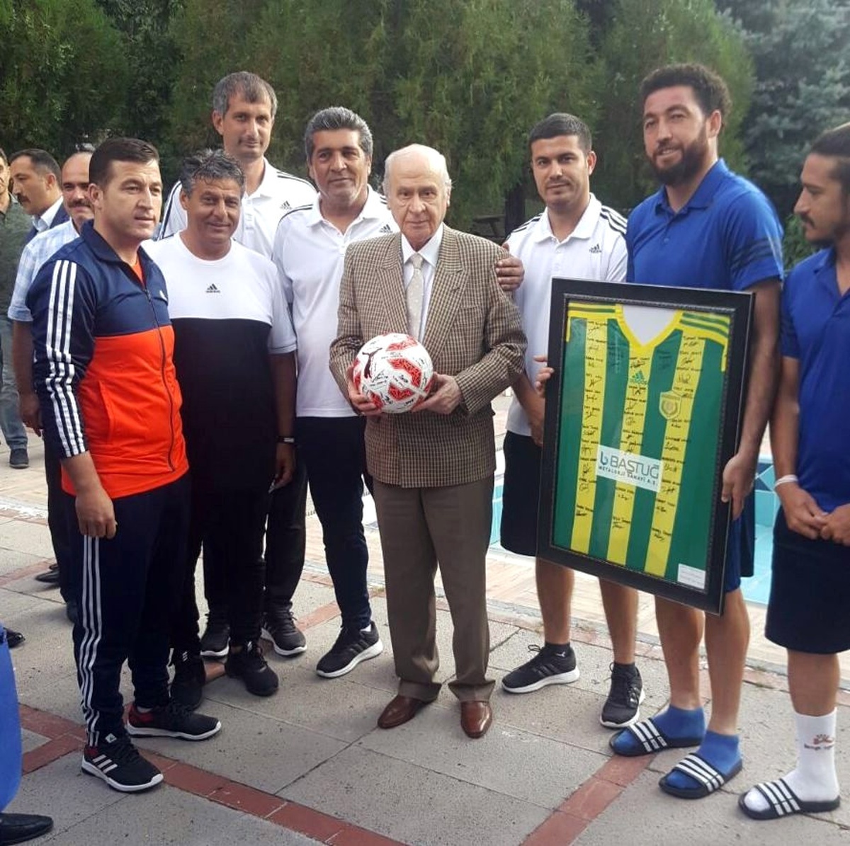 MHP Lideri Bahçeli\'den Osmaniyespor\'a Ziyaret