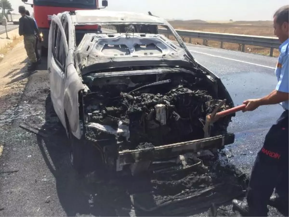 Nusaybin\'de Hareket Halindeki Araç, Alev Topuna Dönüştü