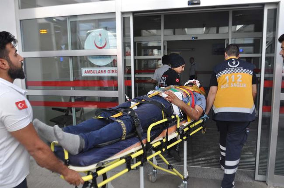 Otomobil ve Minibüs Birbirine Girdi: 7 Yaralı