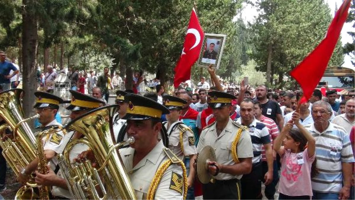 Şehit Astsubay Gedik\'in Cenazesi Memleketine Uğurlandı (2)