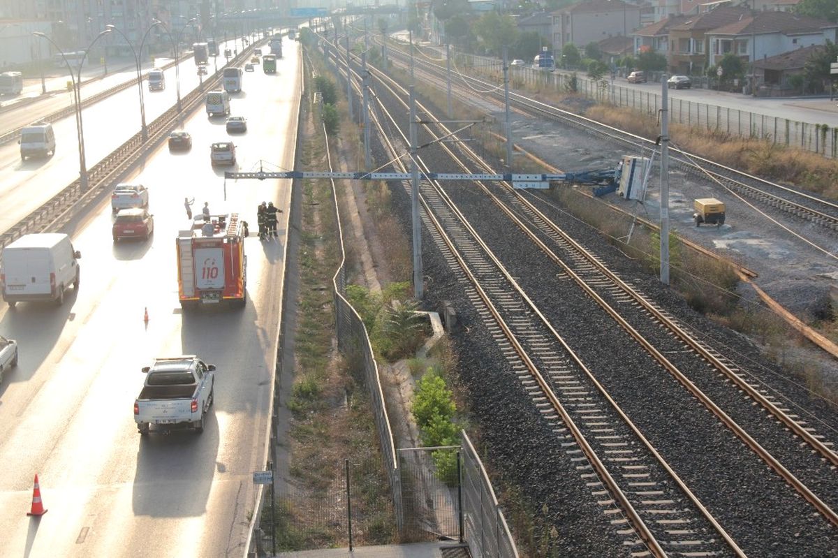Sondaj Makinesi Tren Yoluna Devrildi, Tüm Seferler Durdu