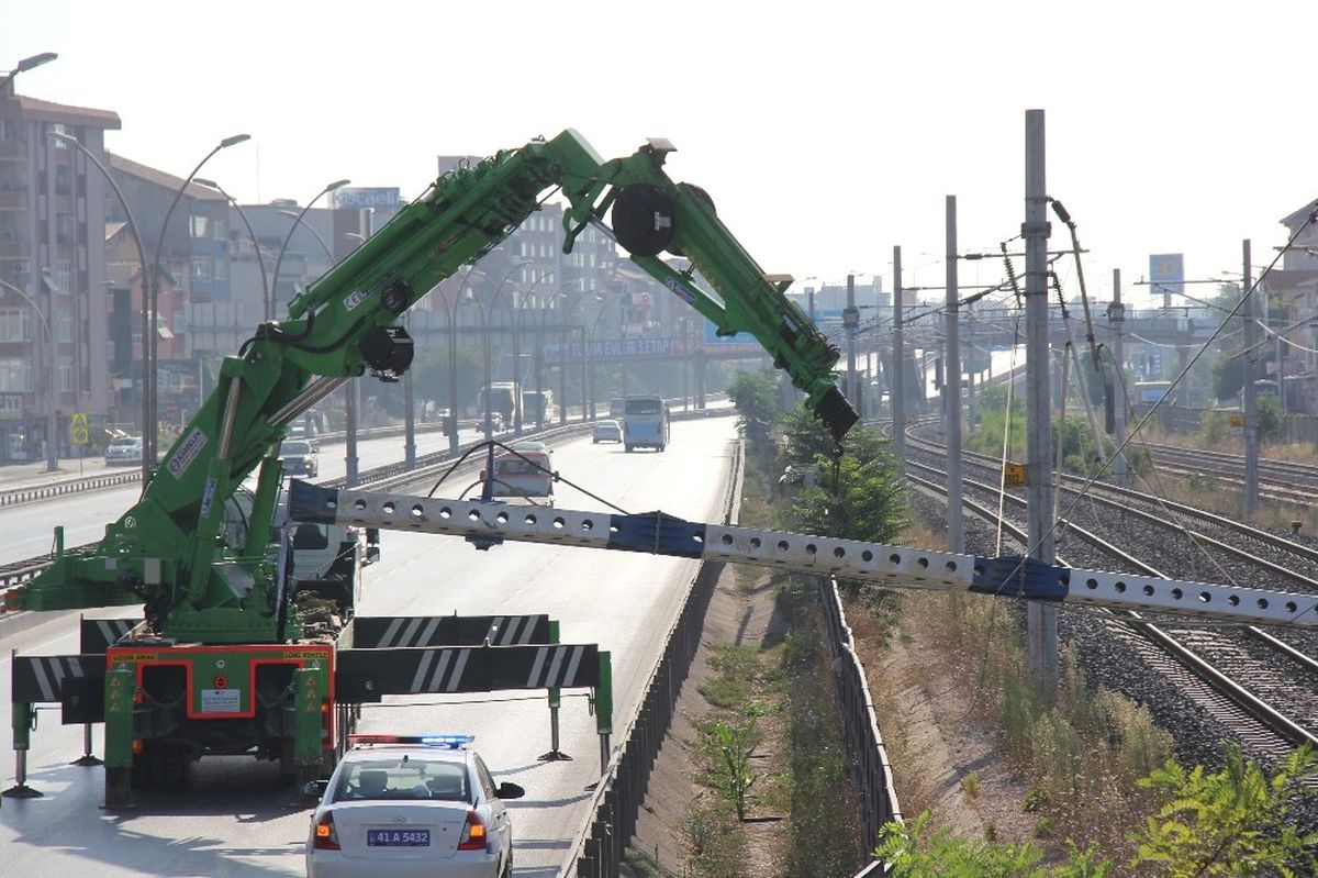 Tren Yoluna Devrilen Sondaj Makinesini Kaldırma Çalışmaları Devam Ediyor
