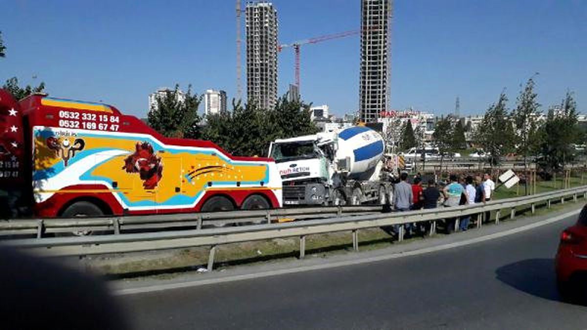 Virajı Alamayan Beton Mikseri Devrildi