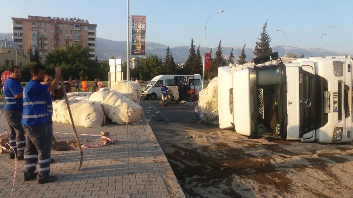 Virajı Alamayan Tır Devrildi
