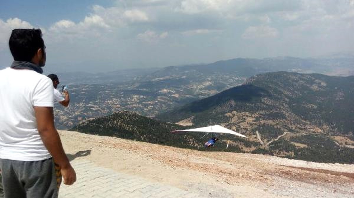 Yelkenkanat Şampiyonasında Pilot Kayalıklara Düştü
