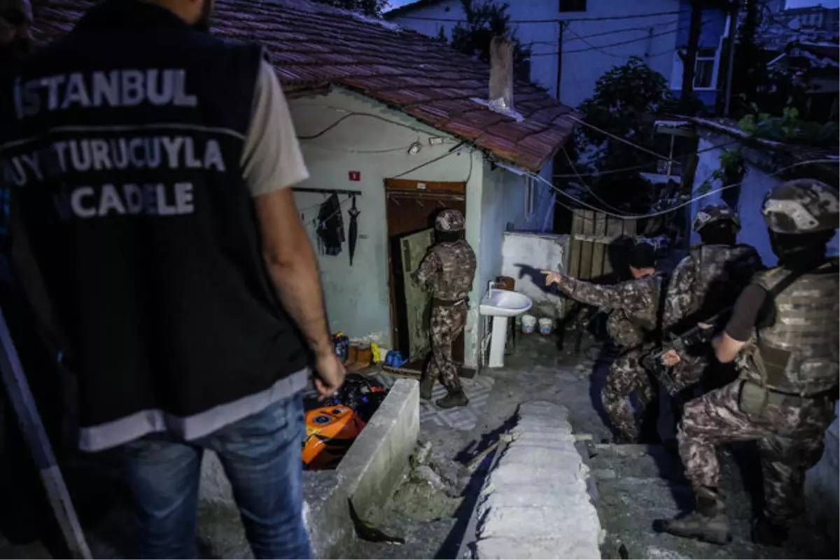 İstanbul\'daki Kalaşnikof ve Molotoflu Çete Savaşı, Polis Baskınıyla Son Buldu