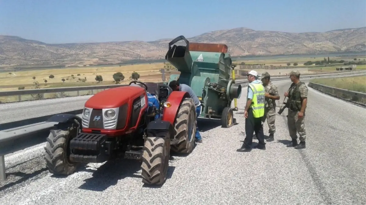 Bağlı Olduğu Traktörden Ayrılan Patos Makinesi Devrildi