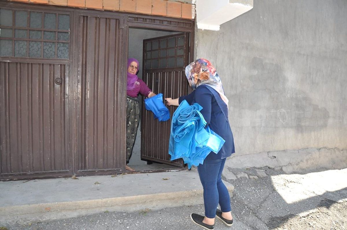 Belediye Personeli, Kapı Kapı Dolaşıp Çöp Poşeti Dağıtıyor