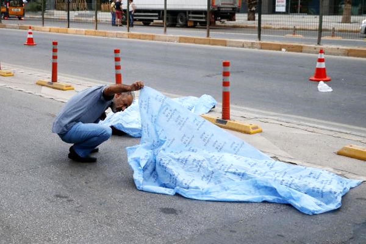 Camiden Çıkıp Yoldan Geçerken Otomobil Altında Öldüler