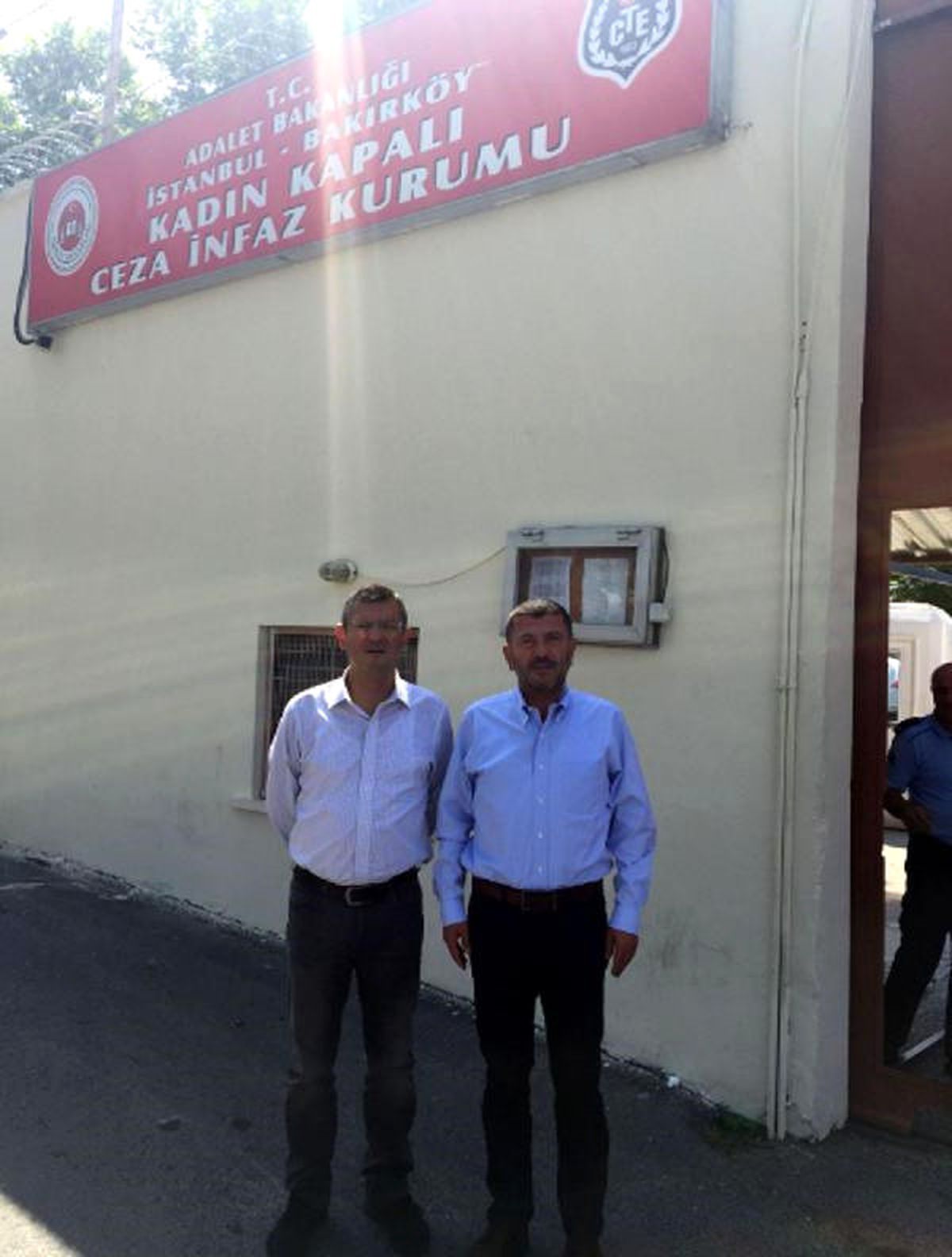 CHP\'li Özel\'den \'Tutuklu Gazeteciler\' Açıklaması