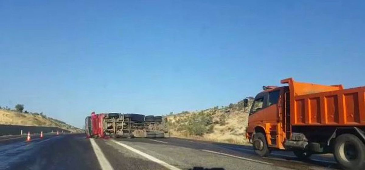 Devrilen Yakıt Tankerinden Tonlarca Mazot Yola Aktı