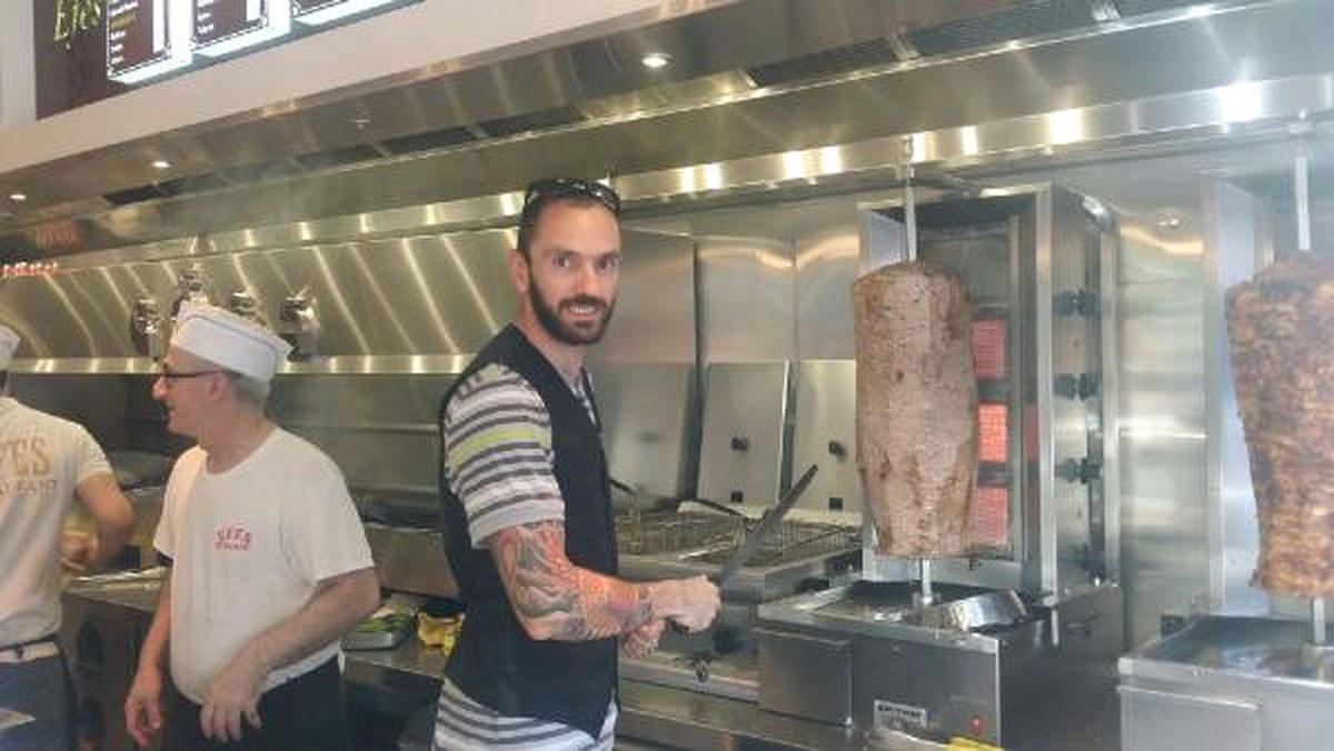 Dünya Şampiyonu Milli Sporcu, Londra\'da Kebap Pişirdi (Yeniden)