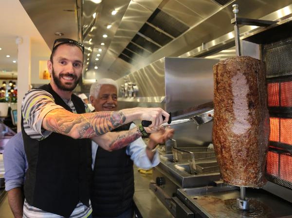 Dünya Şampiyonu Ramil Döner Kesip, Kebap Pişirdi