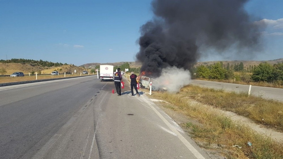 Düzeltme) Bariyerlere Çarpan Araç Alev Topuna Döndü: 1 Ölü