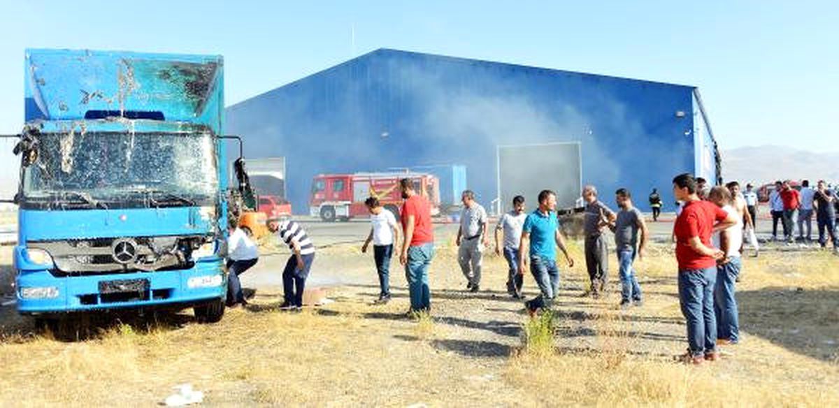 Erzurum\'da Kargo Şirketinin Deposu Yandı