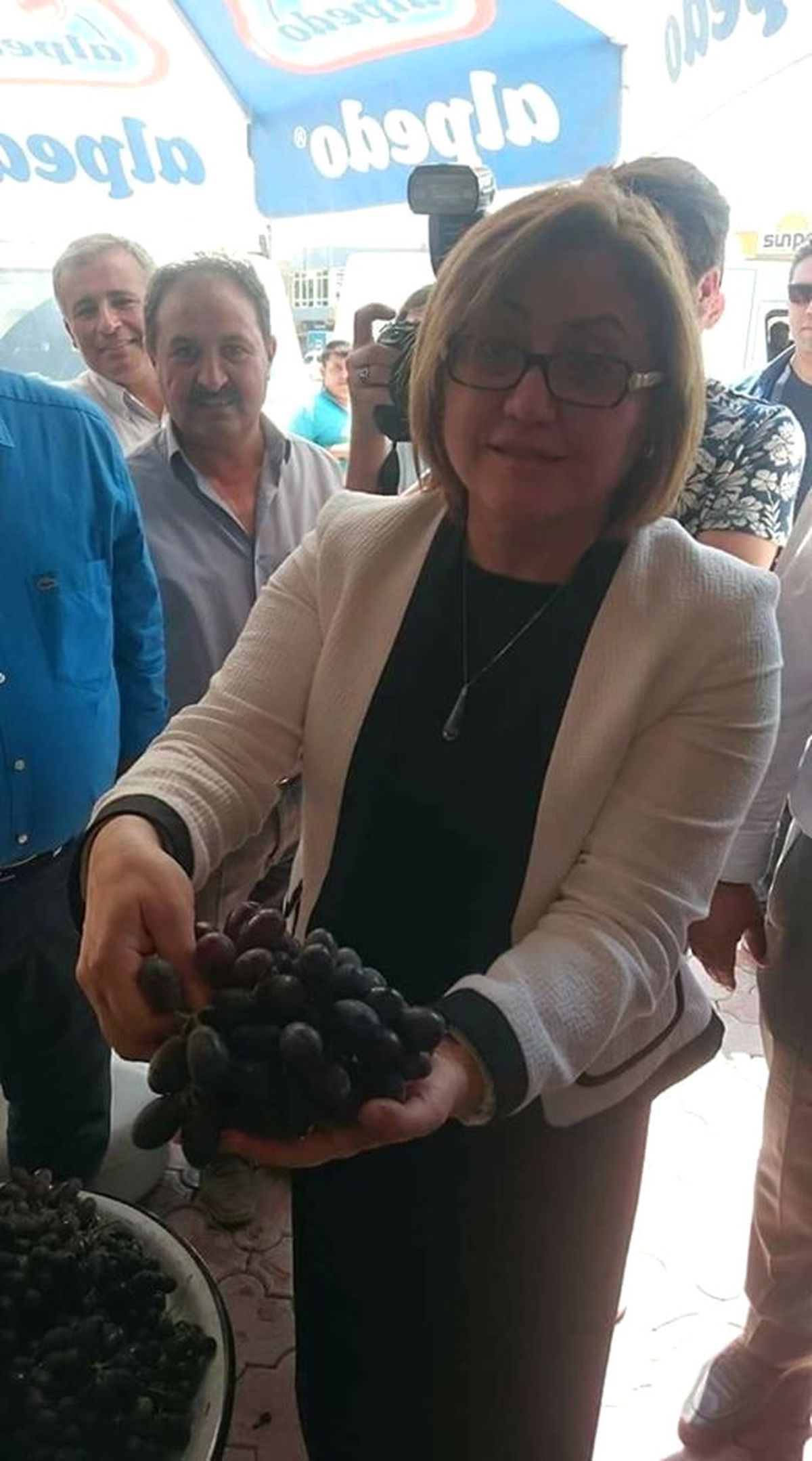 Fatma Şahin\'e Kara Üzüm İkramı