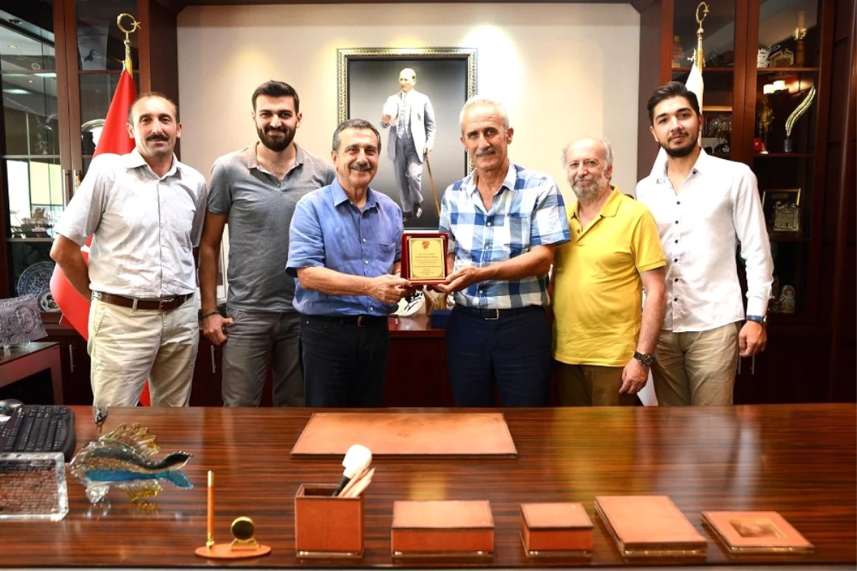 Gümüşhaneliler Derneği\'nden Başkan Ataç\'a Plaket