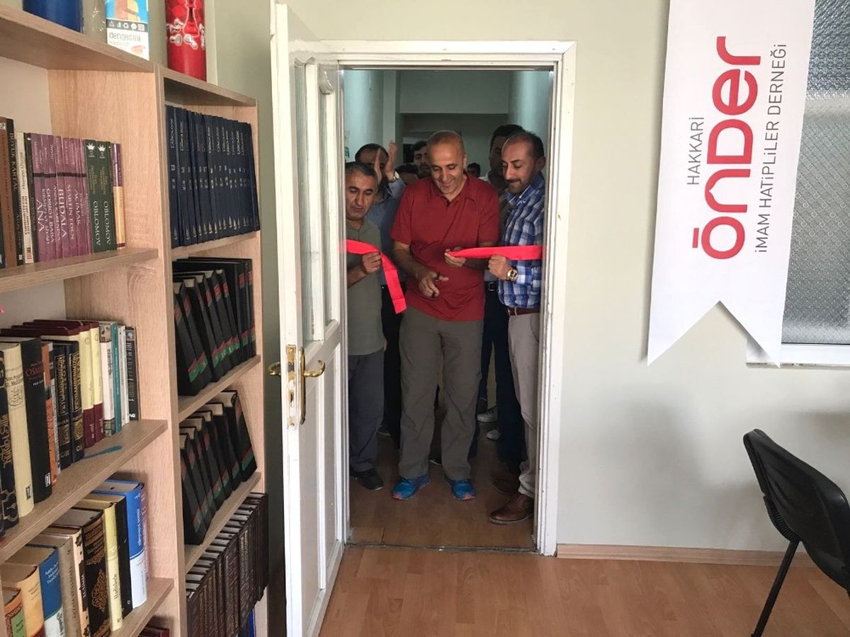 Hakkari\'de \'Kitap Kafe Gençlik Merkezi\' Açıldı