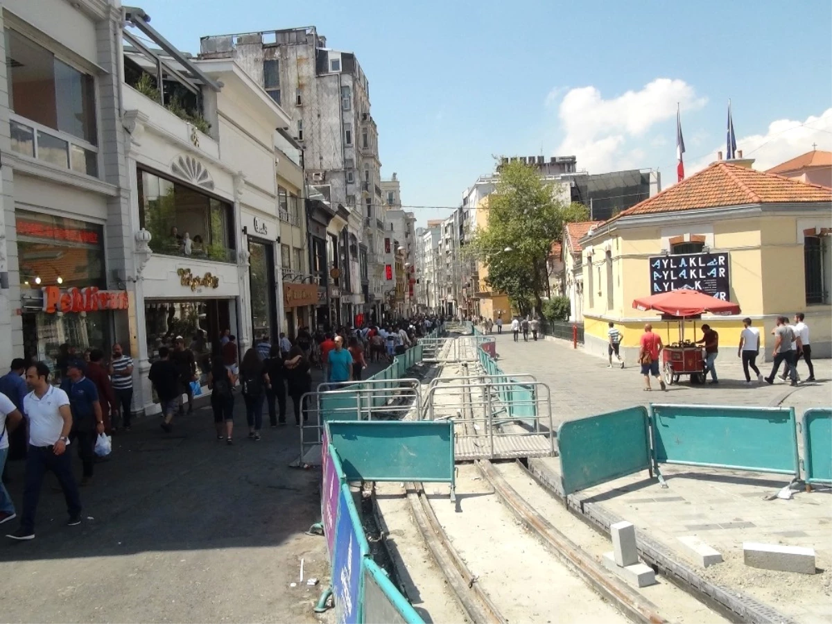 İstanbul\'da Sıcak Hava Bunalttı, Vatandaşlar Serinlemek İçin Farklı Yollara Başvurdu