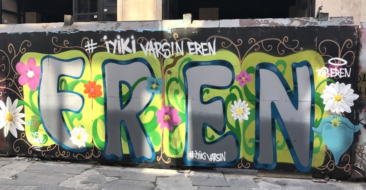 İstiklal Caddesi\'nde "İyi Ki Varsın Eren" Grafiti Çalışmasına Yoğun İlgi
