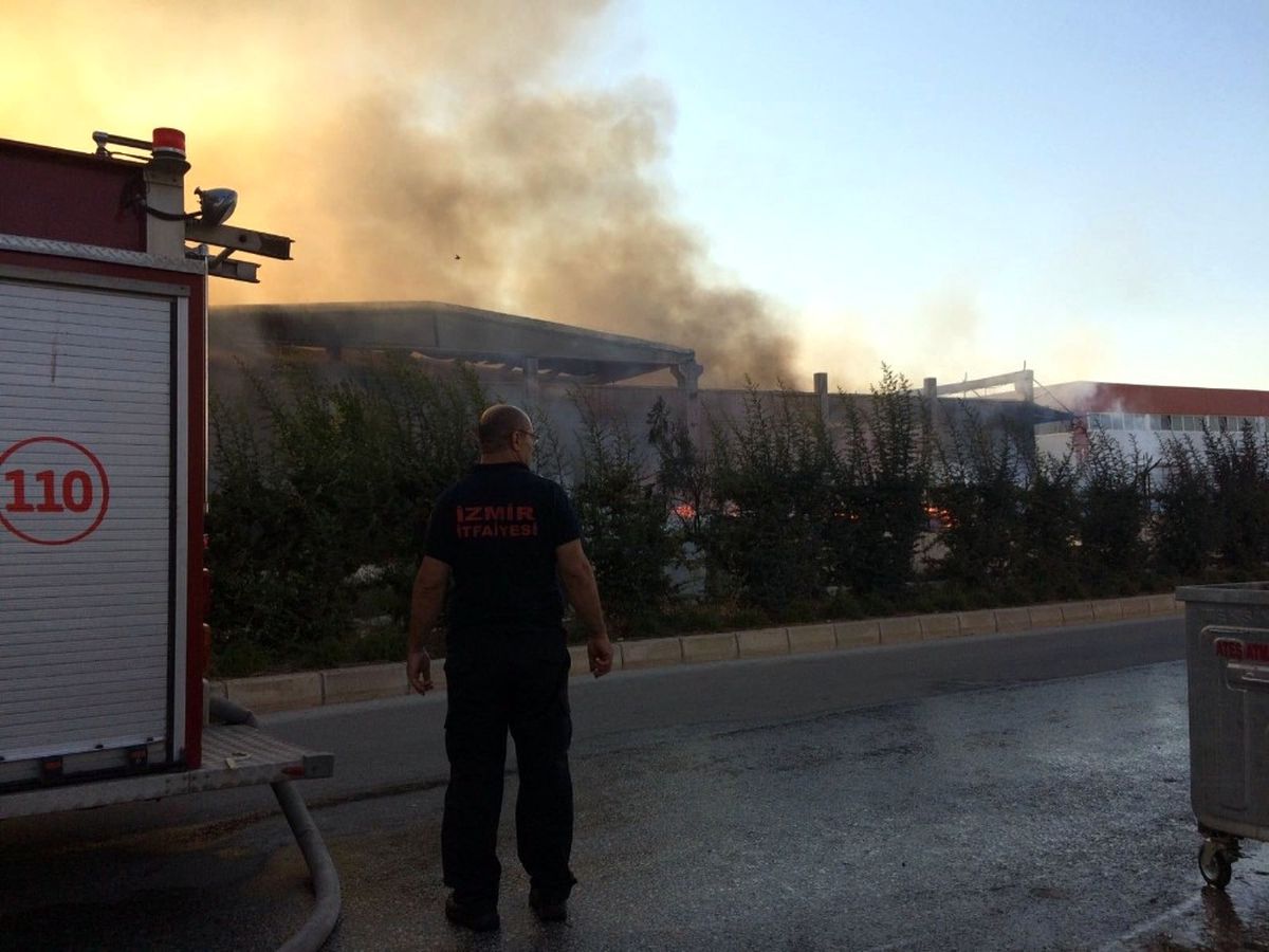 İzmir\'de Fabrika Yangını