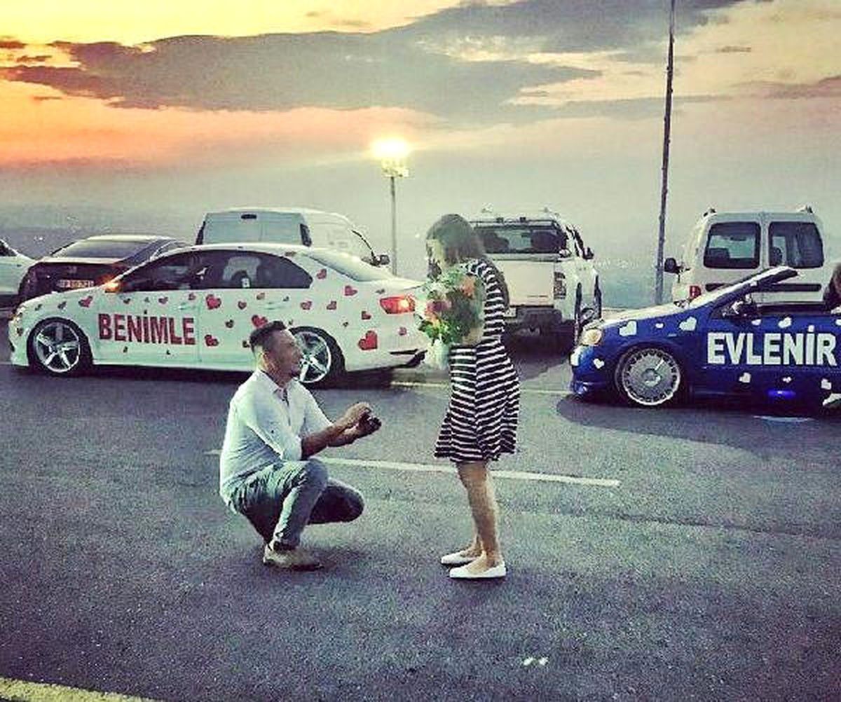 Kalplerle Süslediği Otomobillerle Sürpriz Evlilik Teklifi