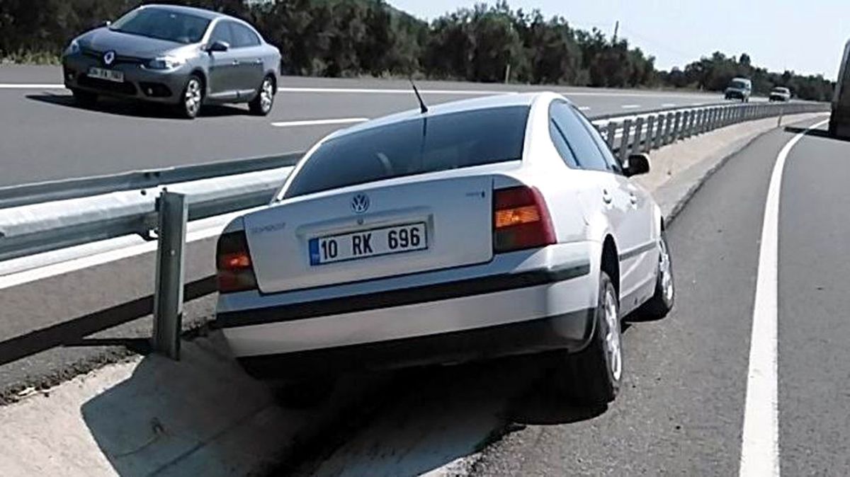 Kontrolden Çıkan Otomobil Refüjdeki Korkuluklara Çarparak Durdu