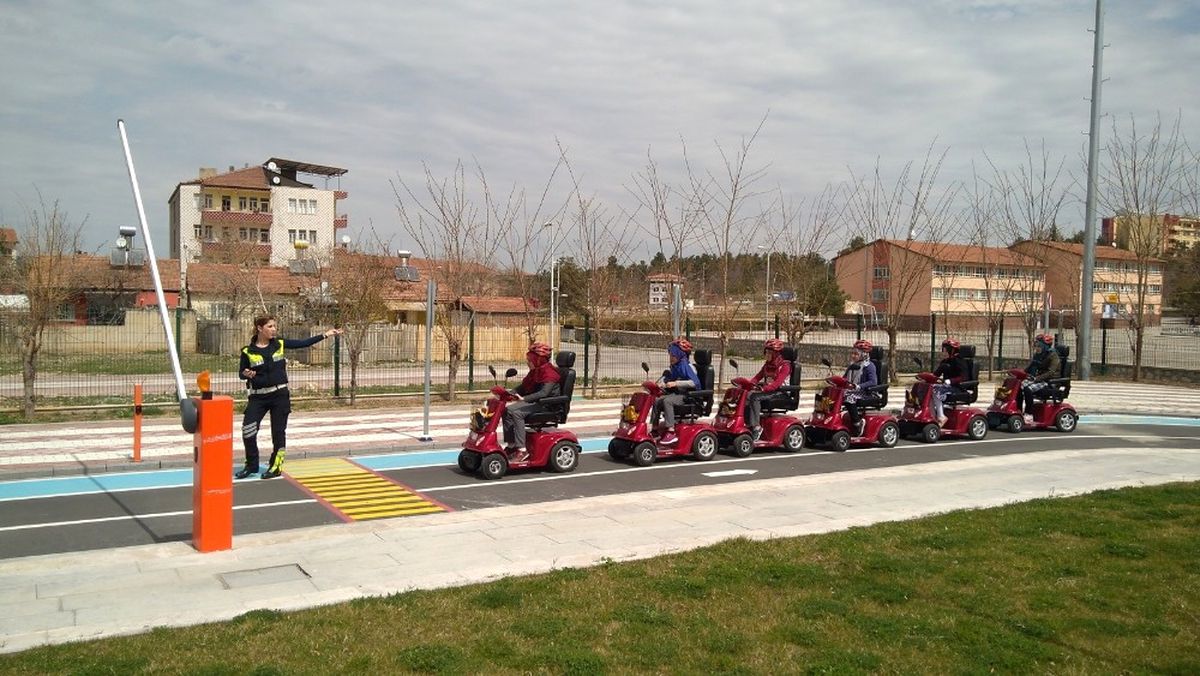 Kur\'an Kursu Öğrencilerine Trafik Eğitimi