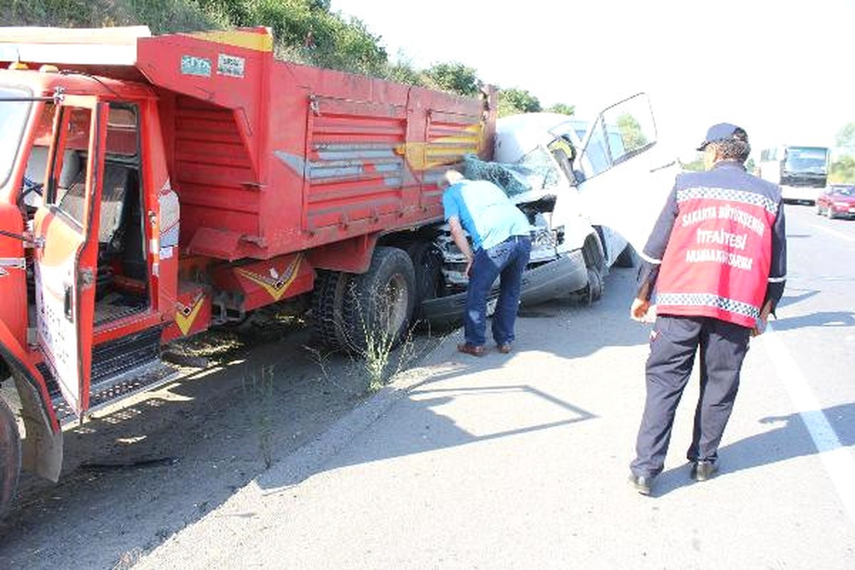 Ön Lastiği Fırlayan Minibüs Kamyona Çarptı: 4 Yaralı