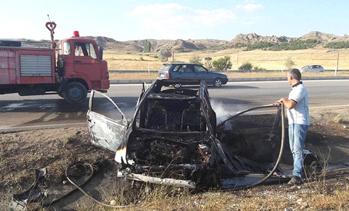 Otomobilin Bariyerlere Çarptı: 1 Ölü, 2 Yaralı
