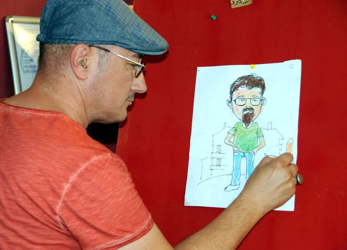 Bir Karikatüre 2 Paket Mama