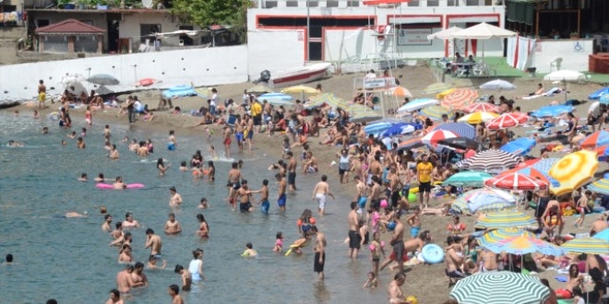Sakarya\'da Vatandaşlar Sahillere Akın Etti