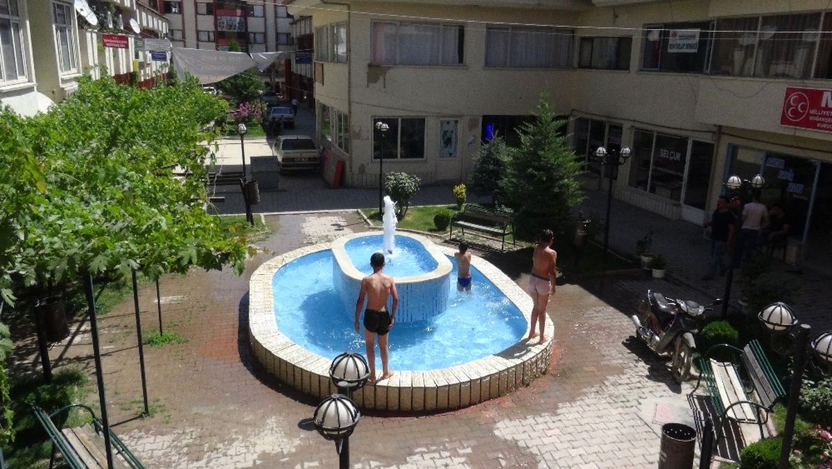 Sıcaktan Bunalan Çocuklar Süs Havuzunda Serinledi