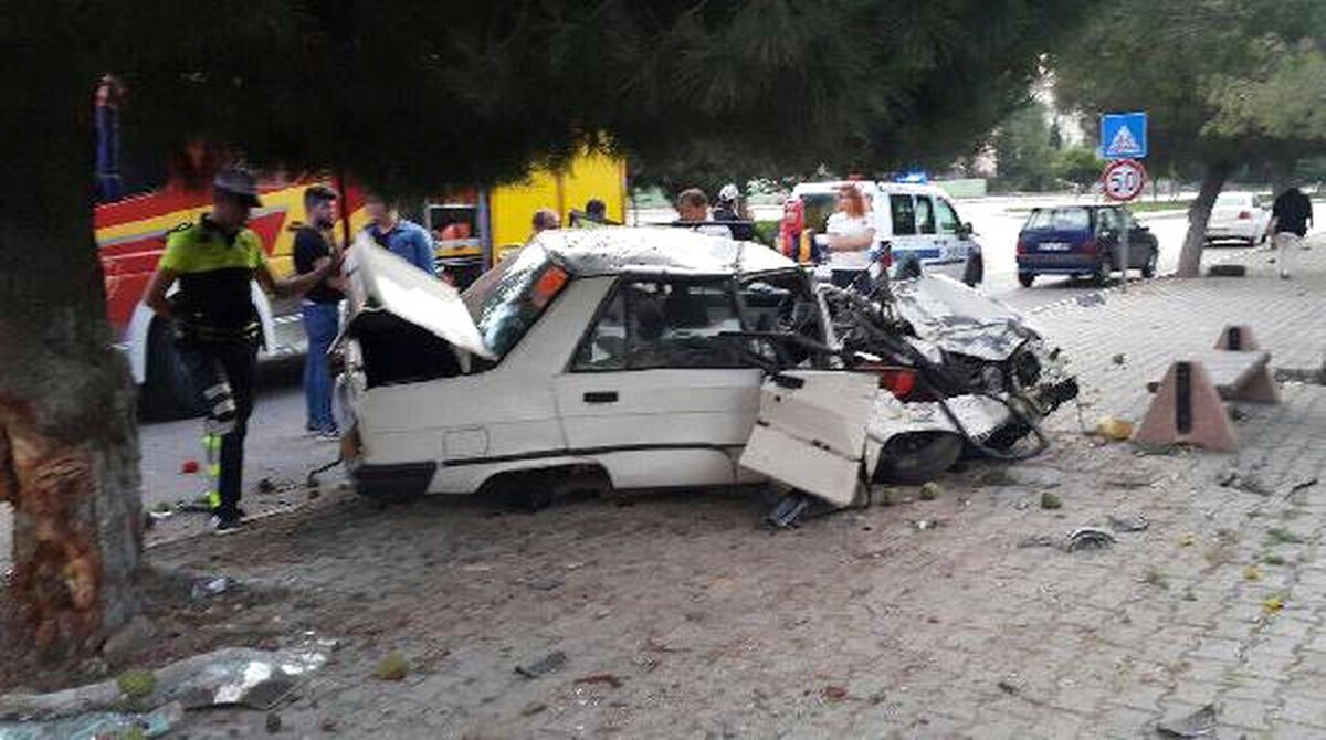 Sürücü Ağaca Çarpan Otomobilde Öldü
