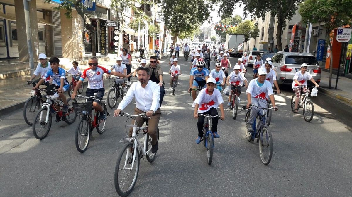 TBMM Başkan Vekili Aydın Kuran Kursu Öğrencileriyle Birlikte Pedal Çevirdi