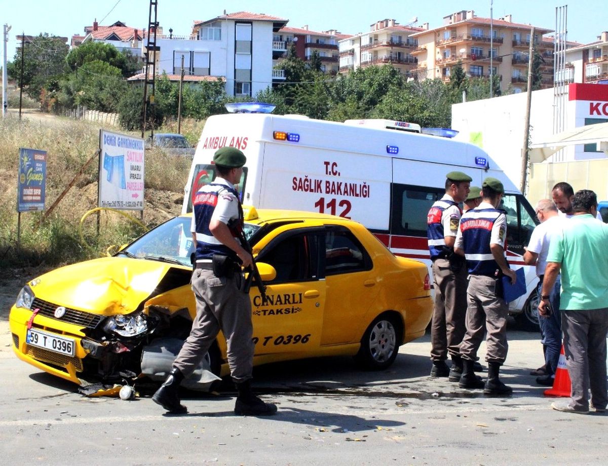 Tekirdağ\'da Kamyon ile Ticari Taksi Çarpıştı: 2 Yaralı