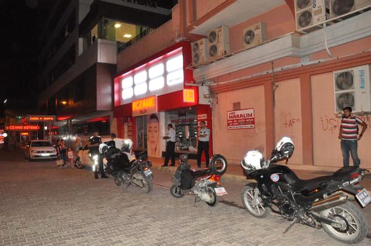 Tişörtünde \'Hero\' Yazan Kişi Gözaltına Alınıp Serbest Bırakıldı