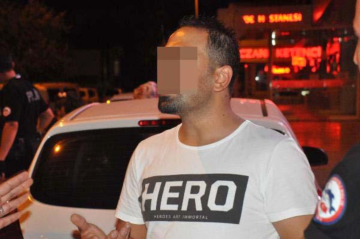 Tişörtünde \'Hero\' Yazan Kişi Gözaltına Alınıp Serbest Bırakıldı