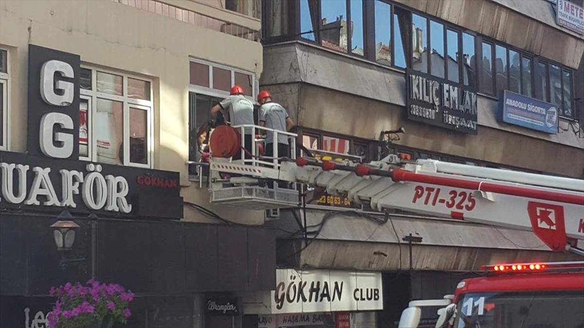 Yıkım Çalışması Sırasında Zarar Gören Apartman Boşaltıldı