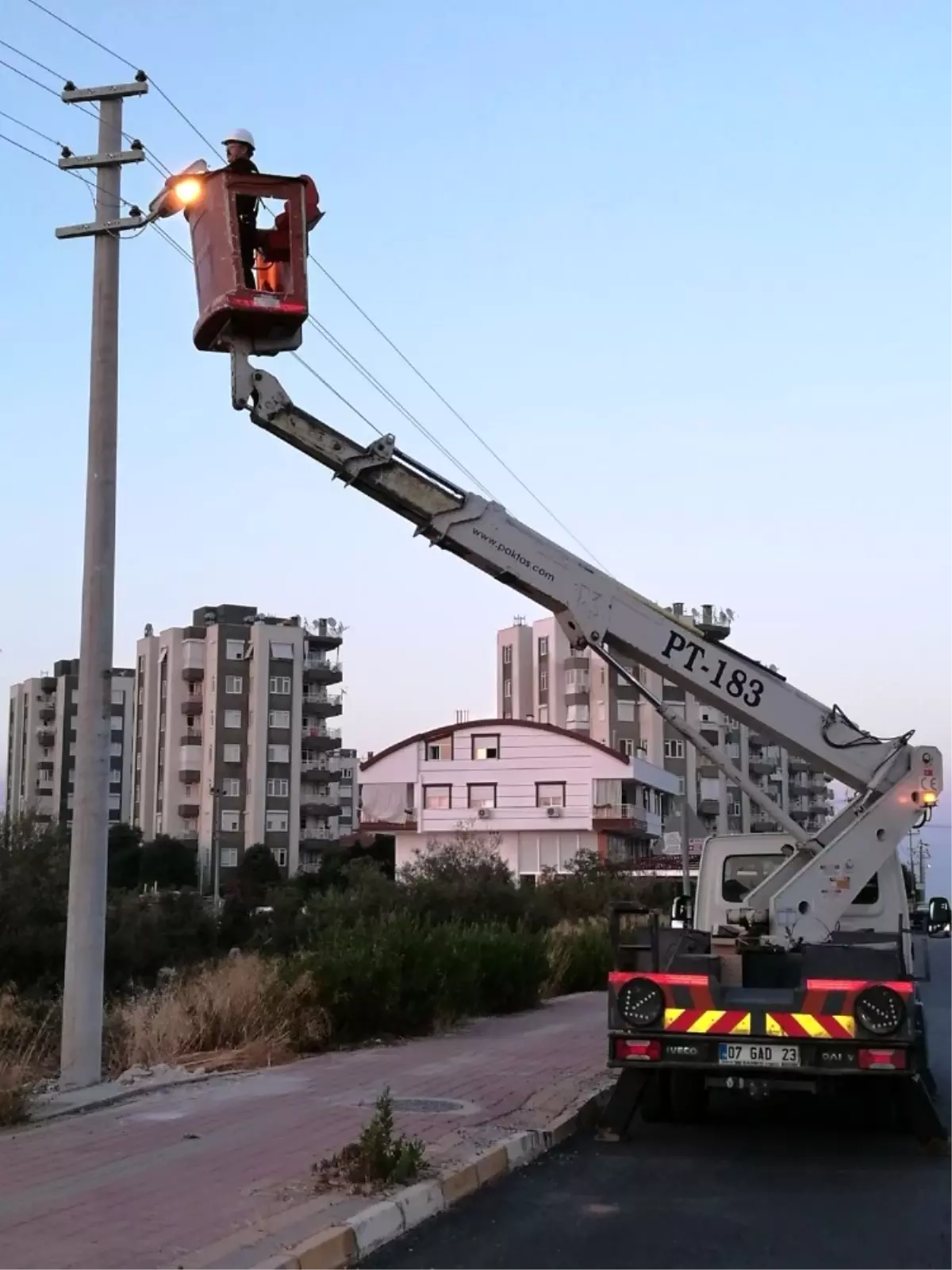 Aedaş Sokak Armatürlerini Kontrolden Geçirdi