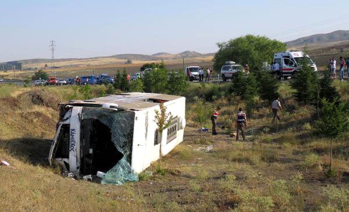 Ankara\'da İneğe Çarpan Otobüs Devrildi: 4 Ölü, 18 Yaralı (2) (Yeniden)