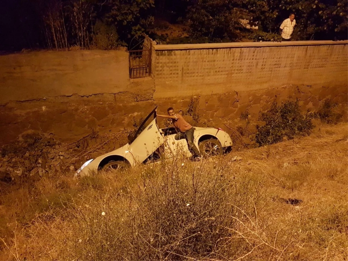 Ankara\'da Virajı Alamayan Araç Dereye Uçtu: 1 Yaralı