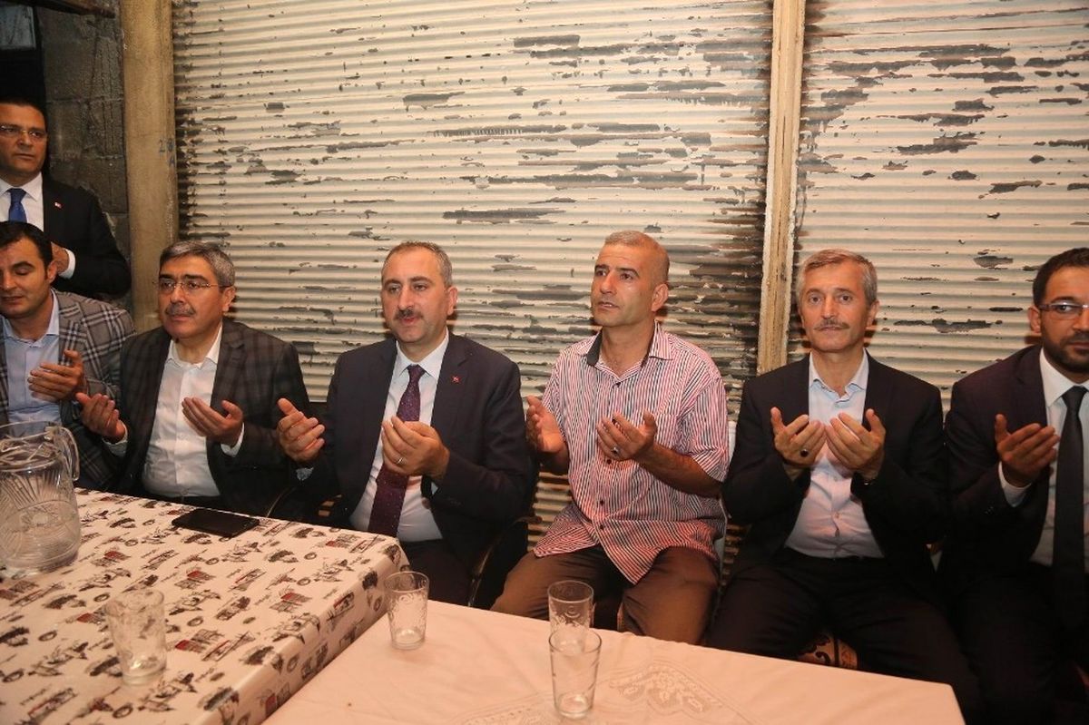 Bakan Gül\'den Aile Ziyaretleri