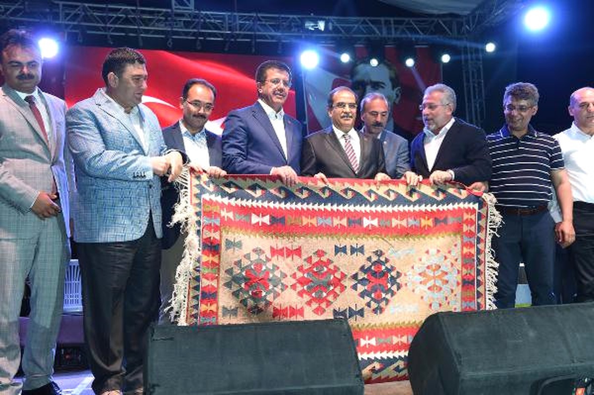 Bakan Zeybekci, Kilim Festivali\'ne Uğradı