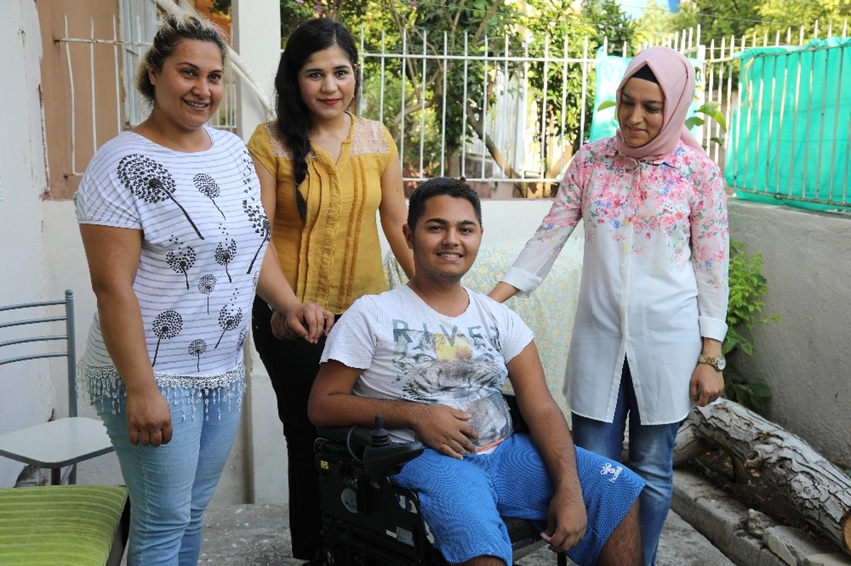 Batuhan ve Ömer\'in Akülü Sandalye Sevinci