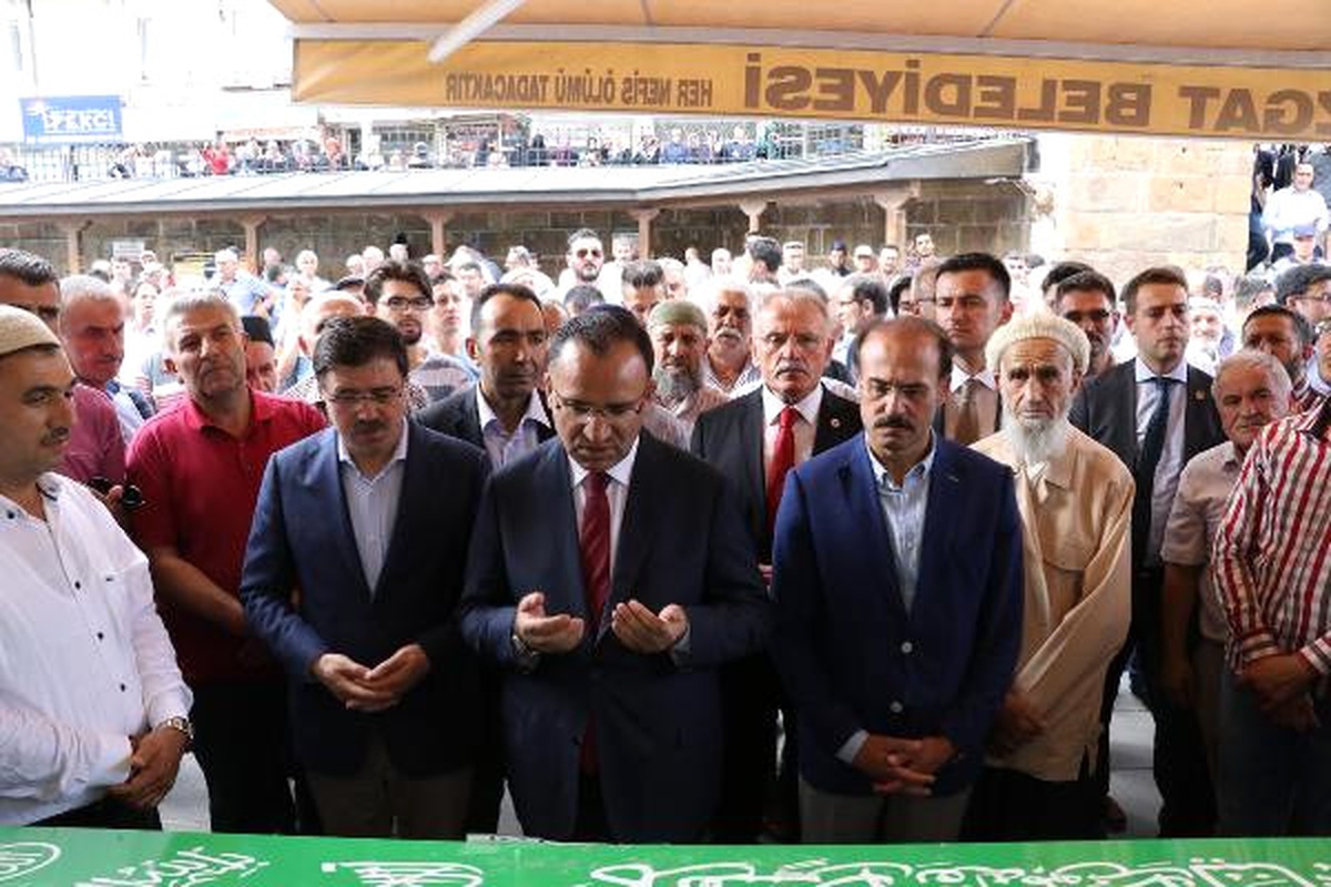 Bozdağ, 93 Yaşında Ölen İpek\'in Cenazesine Katıldı